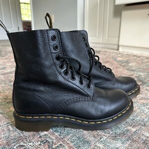 Classic Dr.Martin leather lace up boot | size: 7L | black | barely worn